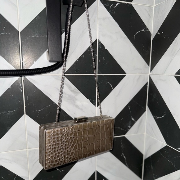 BRONZE HARDSHELL FAUX CROCODILE METAL FRAME CLUTCH W CHAIN AMD METAL CLASP - Picture 11 of 14